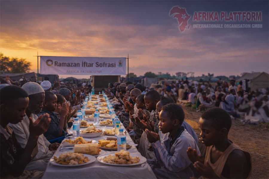 Wir richten während des Ramadan in Afrika Iftar-Tische ein.
